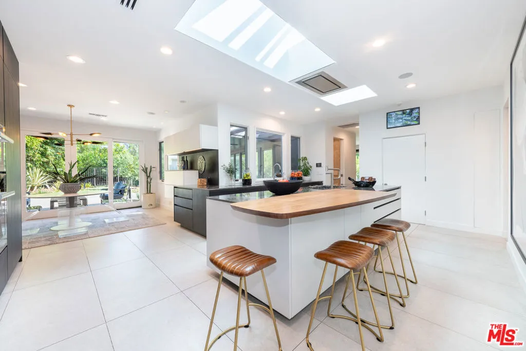 Encino, California 91436, United States, 5 Bedrooms Bedrooms, ,6 BathroomsBathrooms,Residential,Active,236038