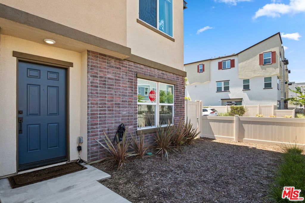 Photo of 716 Sienna Way, Inglewood, CA 90301 (MLS # 26922931)