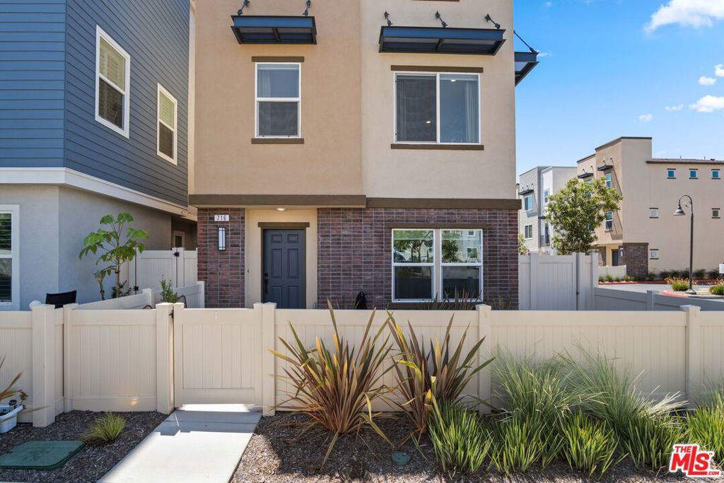 Photo of 716 Sienna Way, Inglewood, CA 90301 (MLS # 26922931)