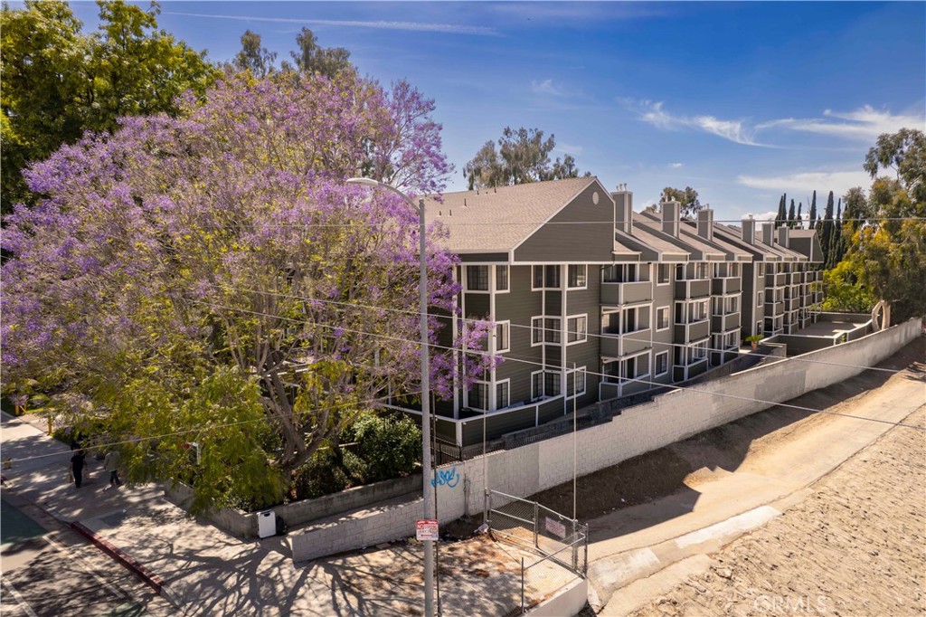 6545 Reseda Boulevard 8