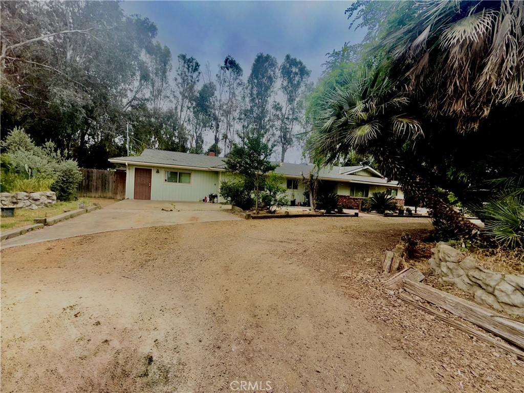 A Little Slice of Country Heaven. This home sits on 2.65 acres and is perfect for the family whos
dreamed of the Solitude of a Ranch Home while still being close by to city resources.