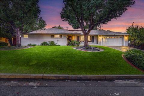 Photo of 1811 Country Club Dr, Bakersfield, CA 93306 (MLS # PI25264123)