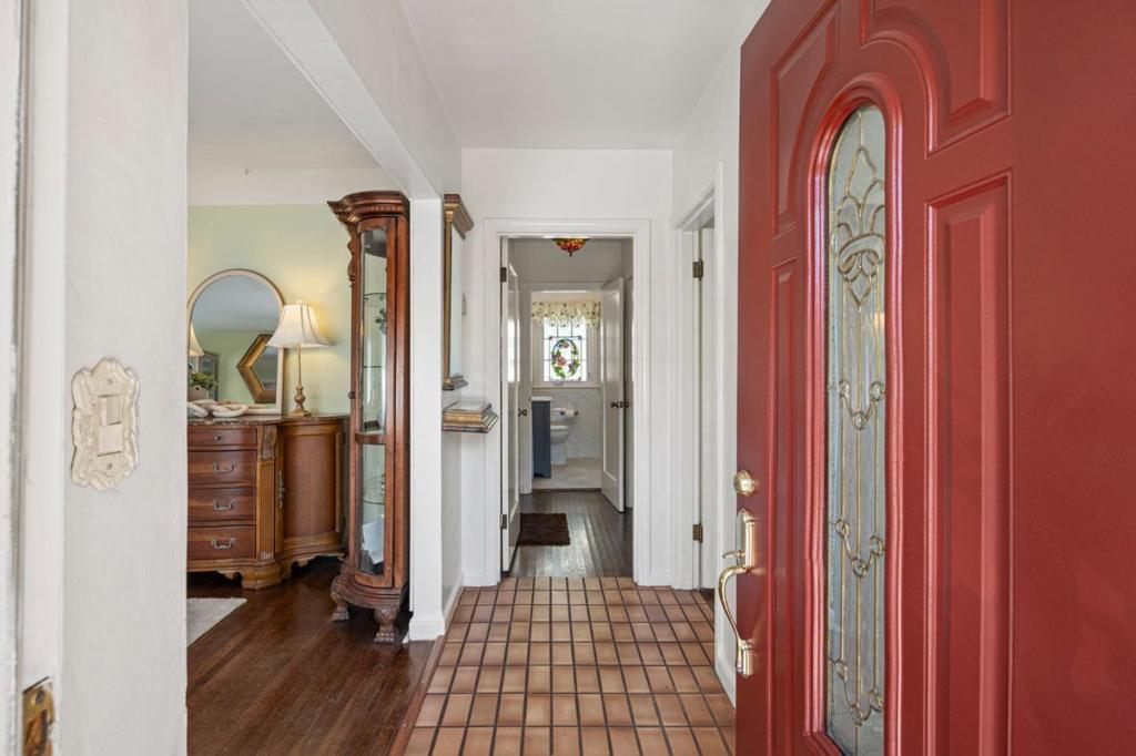108 Burlingame Avenue