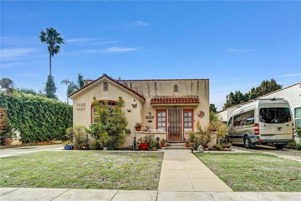 Photo of 1425 Park Ave, Long Beach, CA 90804 (MLS # PW25245856)