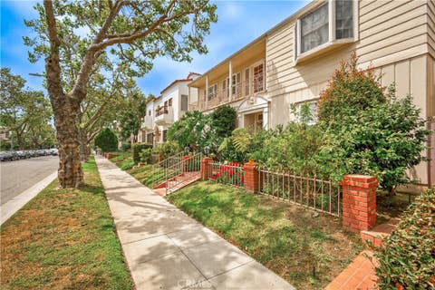 Photo of 135 1/2 S Canon Drive, Beverly Hills, CA 90212 (MLS # CV26136461)
