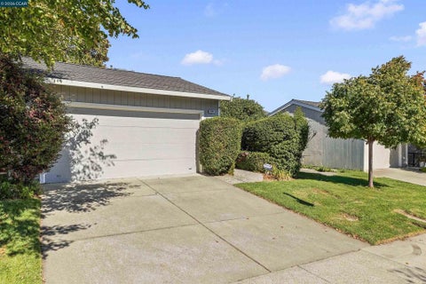 Photo of 1085 Camino Verde Cir CIR, Walnut Creek, CA 94597 (MLS # 41149788)