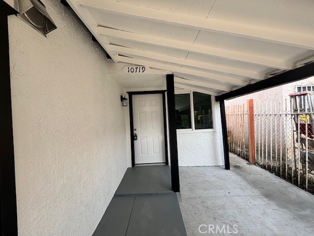 Remodeled 3 bedroom 1 bathroom house in the city of Los Angeles. Remodeled kitchen with new cabinets, quartz counter tops and new stove. Brand new double pane, vinyl windows through out the house. Laminate flooring, new ceiling fans, new bathroom fixtures, tiled flooring and tiled walls in bathroom. Close to 110 freeway, and minutes away from shopping center (Plaza Mexico)