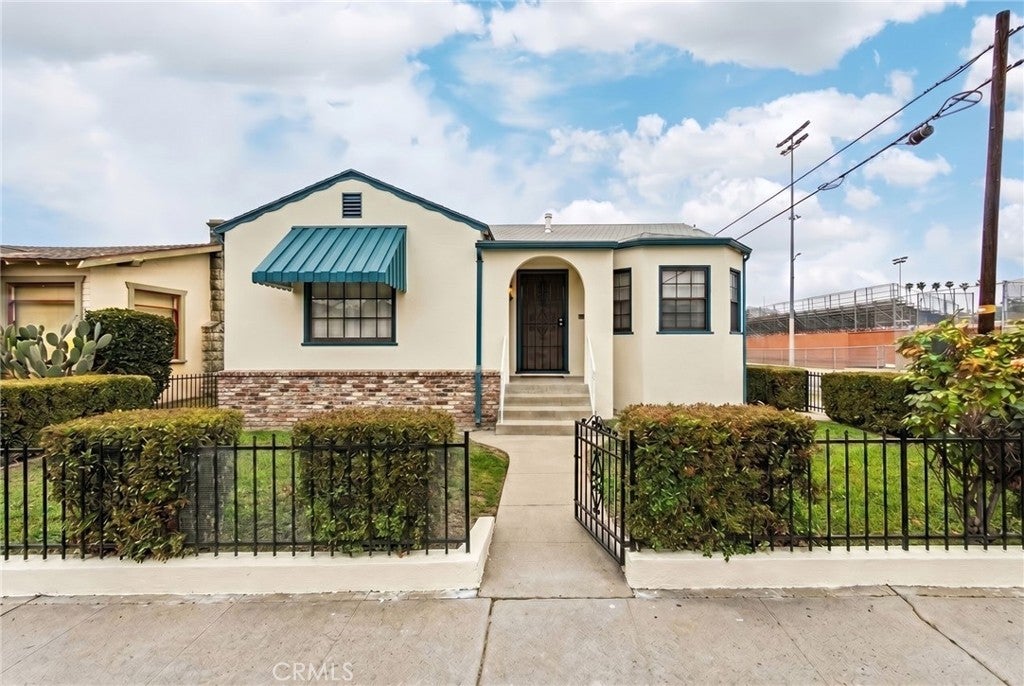 1305 S Cabrillo Ave