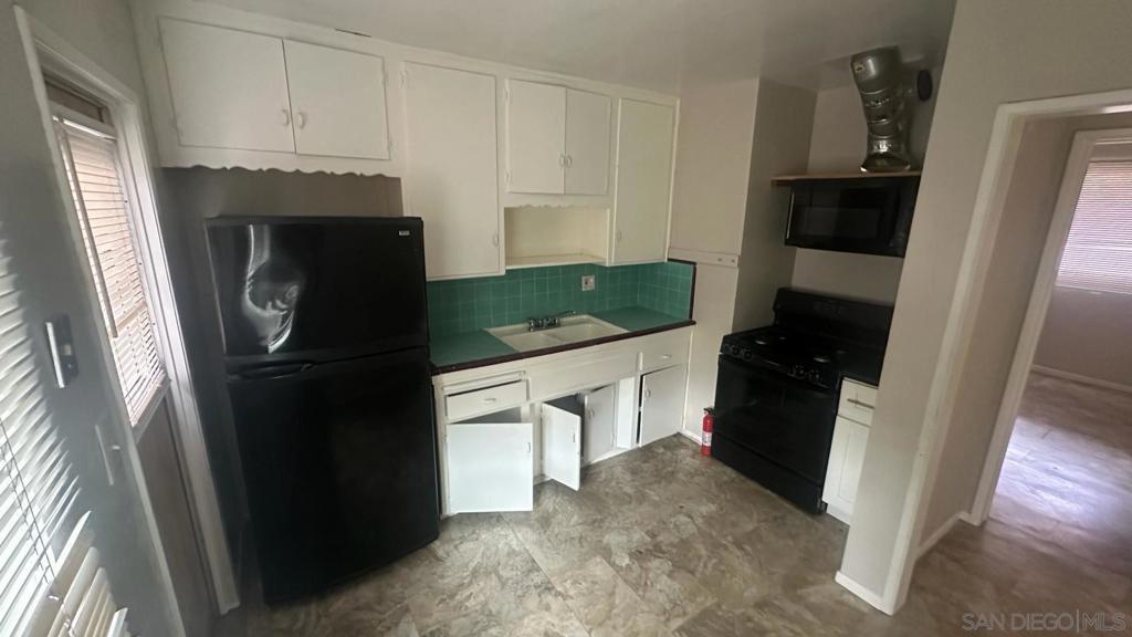 2 Bedroom 1 Bathroom town-home located in the heart of downtown Chula Vista. Renovated unit with a microwave, refrigerator, and stove ready for your move in! Close to freeway, school and shopping centers. Great potential. Neighborhoods. Each unit has their own private yard space and one off street parking space. Please keep in mind that 120-A and 120-B is available. To schedule a viewing please contact Sandirent, Inc.