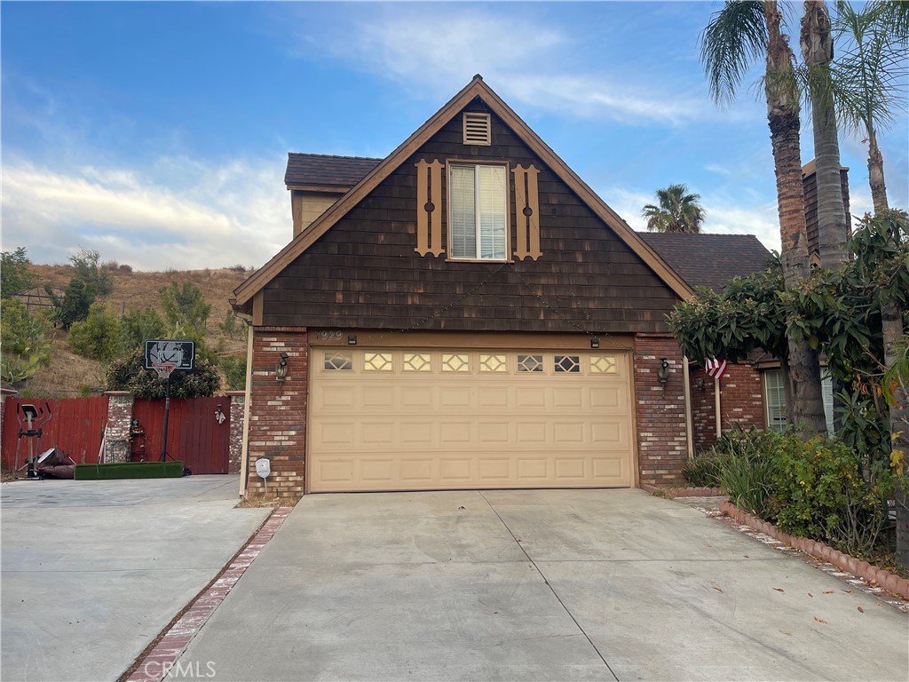 Located on a scenic hillside in the heart of Riverside, 7929 Bolton Ave sits nestled among three hills and offers a fully equipped single-family home with a total building area of approximately 2,250 square feet. Tenants enjoy about 2,000 square feet of private living space, including four bedrooms, two bathrooms, a bright and spacious living and dining area, an independent kitchen, and a secluded backyard garden.
The garden spans nearly one acre and is surrounded by mature trees and greenery, providing a tranquil, breezy atmosphere year-round. Dozens of mature fruit trees are available for free picking and enjoyment. The property’s hillside location and the surrounding mountain parks offer ideal spots for morning or evening walks, with panoramic views of the Los Angeles skyline from the hilltop.
The garden offers parking for more than four vehicles, and additional cars can be parked freely outside the garden. Within a two-mile radius, you’ll find major supermarkets, universities, middle schools, parks, hospitals, and easy access to Highway 91.
The garage area is reserved for the homeowner’s use for garden maintenance and property management. It is entirely separate from the tenant’s living space, ensuring a peaceful and uninterrupted living environment—perfect for those seeking serenity and comfort.