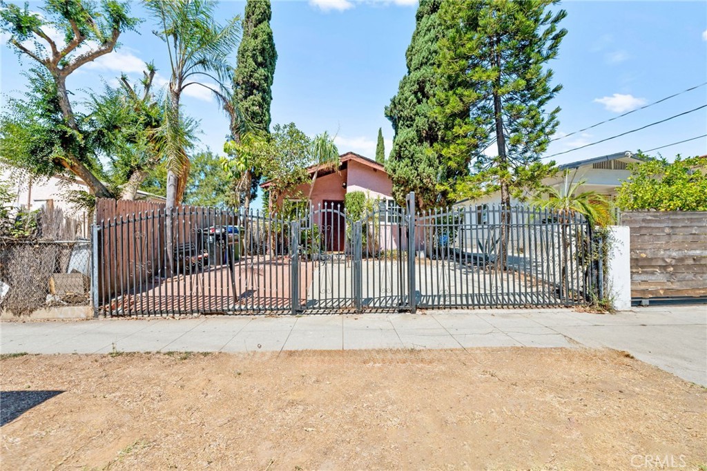 First Time on the Market!
Welcome to this charming 3-bedroom home ideally located in a desirable area of Los Angeles. Featuring a spacious floor plan with a formal dining room, open-concept kitchen, separate living room, and a private laundry room—this home offers both comfort and functionality.
Step outside and enjoy your own private backyard oasis, complete with mature fruit trees—perfect for relaxing or entertaining. A detached 2-car garage provides ample storage and parking. A huge opportunity to even add an ADU on the back.
Conveniently close to major freeways, commuting is a breeze. You'll also be just minutes from iconic local spots, including the historic Mercadito and a variety of unique shops and eateries.
Don't miss this rare opportunity to own a home full of character and potential in one of L.A.’s most vibrant neighborhoods!