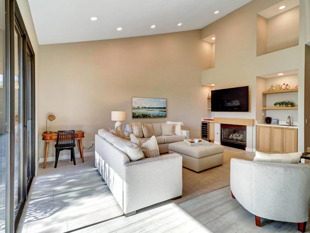 38390 Plumosa Circle