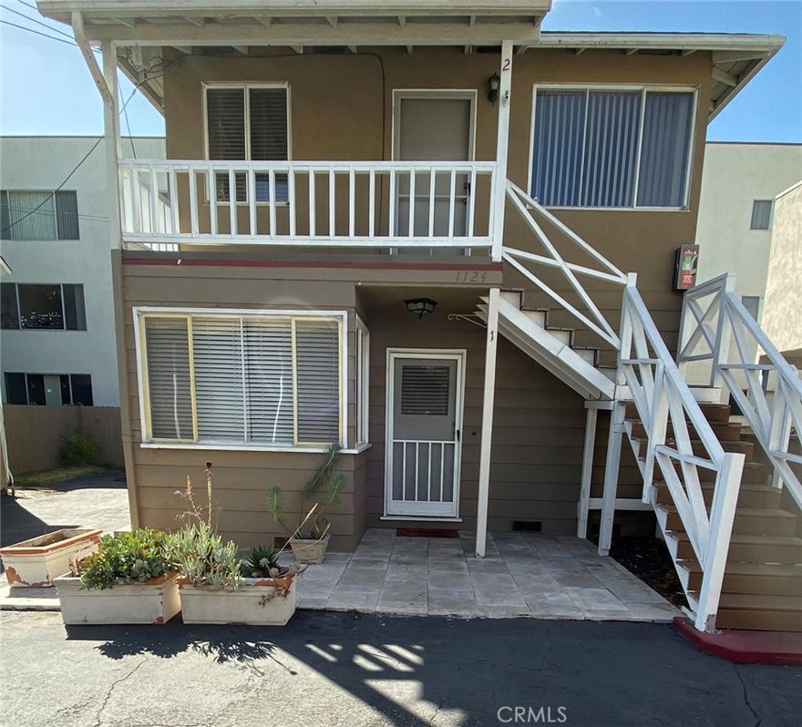 This move-in ready apartment is located in an extremely central & convenient Pasadena location near Cal Tech, PCC, Grant Park, So Lake Ave Business District, Old Town Pasadena, public transportation, shopping, dining, and entertainment. This ground-level, single-level unit features a living room, 1 bedroom, 1 full bathroom, and an updated kitchen with appliances. The unit has hardwood floors, window heating & air units, and is ready for immediate occupancy. The unit comes with 1 parking spot and a shared laundry room.