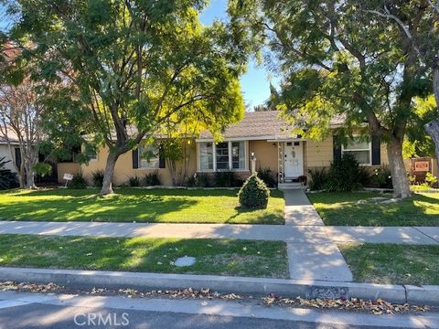 Photo of 13430 Oxnard St, Valley Glen, CA 91401 (MLS # SR25272087)