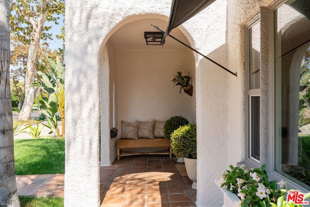 Photo of 626 N Cahuenga Boulevard, Los Angeles, CA 90004 (MLS # 25597837)