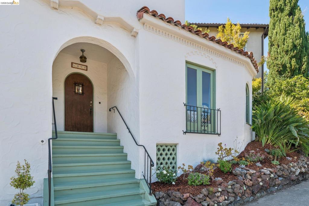 Photo of 6080 Ocean View Drive DR, Oakland, CA 94618 (MLS # 41137839)