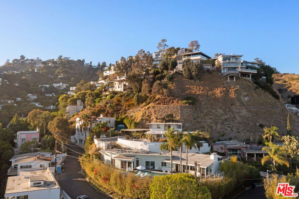 Photo of 8411 Hollywood Boulevard, Los Angeles, CA 90069 (MLS # 25583021)