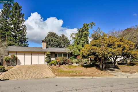 Photo of 2 Aspen Ct. Ct, Lafayette, CA 94549 (MLS # 41128537)