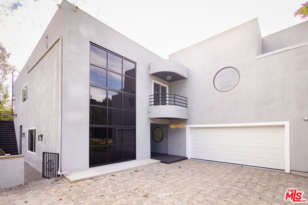 Photo of 21329 Mulholland Drive, Woodland Hills, CA 91364 (MLS # 25587379)