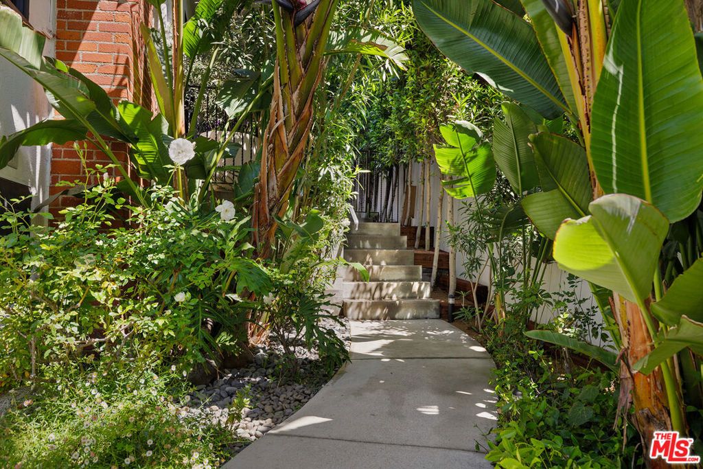 Photo of 8421 Kirkwood Drive, Los Angeles, CA 90046 (MLS # 25612405)