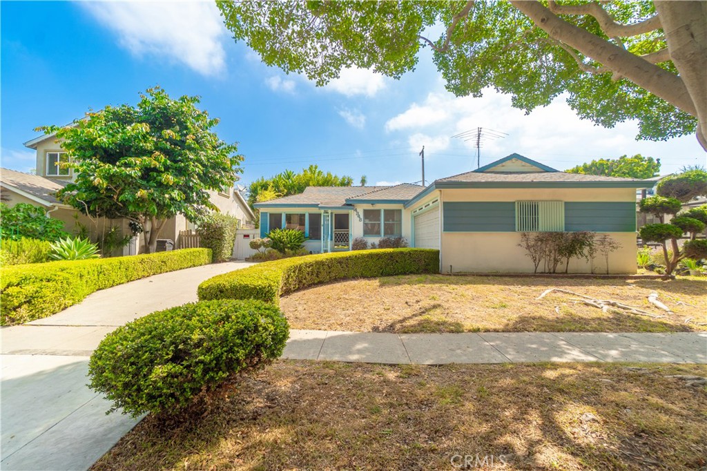 A WONDERFUL 3 BEDROOM 1.5 BATH HOUSE WITH 1,544 sq Ft on a HUGE 6,360 sq Ft LOT. KITCHEN HAS CUTE EATING AREA REMINISCENT OF LIFE IN THE 1950's KITCHEN INCLUDES A COOKTOP, REFRIGERATOR AND DISHWASHER WITH TILED COUNTERS. BATHROOM HAS BEEN UPDATED WITH LIGHTED MIRROR, CERAMIC BATHROOM BASIN, TILED SHOWER & LAMINATE FLOORING. LARGE 2-CAR GARAGE. LOCATED ON A TREE-LINED STREET IN A GREAT NEIGHBORHOOD OF CARLSON PARK. 2ND OWNERS SINCE 1968. BUILT IN 1952
LOTS OF POTENTIAL TO UPGRADE OR REMODEL THE HOUSE ON THE LARGE USEABLE 6,360 sq Ft LOT.
CLOSE TO PARKS, DINING, SHOPPING & MEDIA STUDIOS.