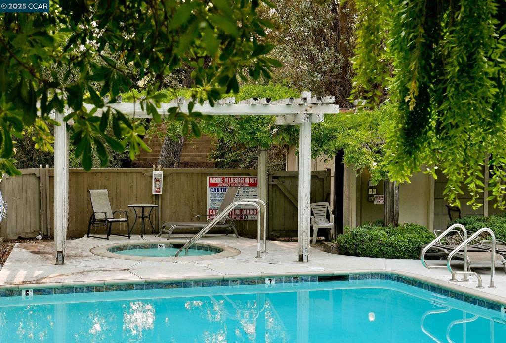 DANVILLE TOWNHMS - Residential
