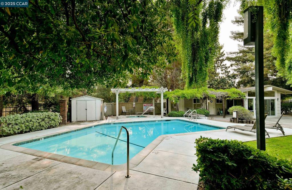 DANVILLE TOWNHMS - Residential