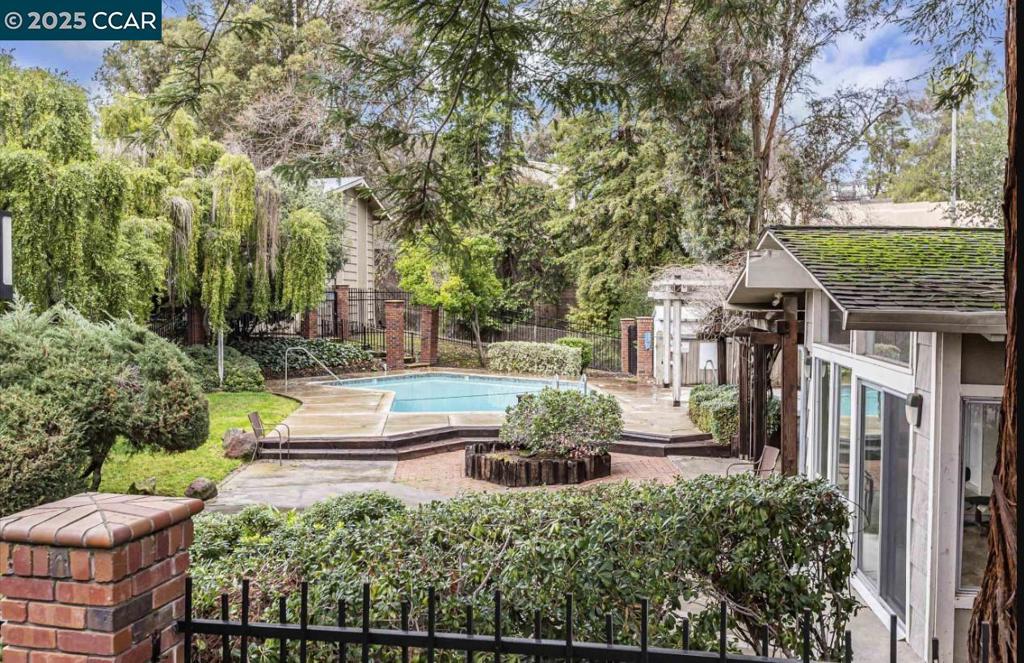 DANVILLE TOWNHMS - Residential
