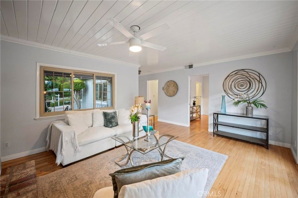 Photo of 20955 De Mina Street, Woodland Hills, CA 91364 (MLS # SR25221308)