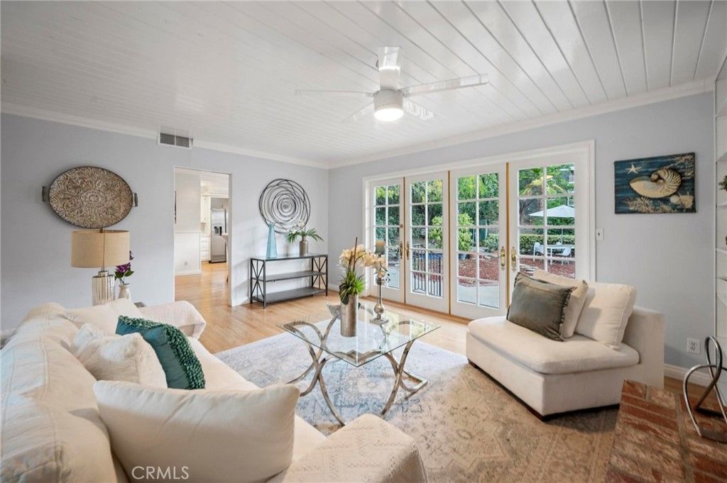 Photo of 20955 De Mina Street, Woodland Hills, CA 91364 (MLS # SR25221308)