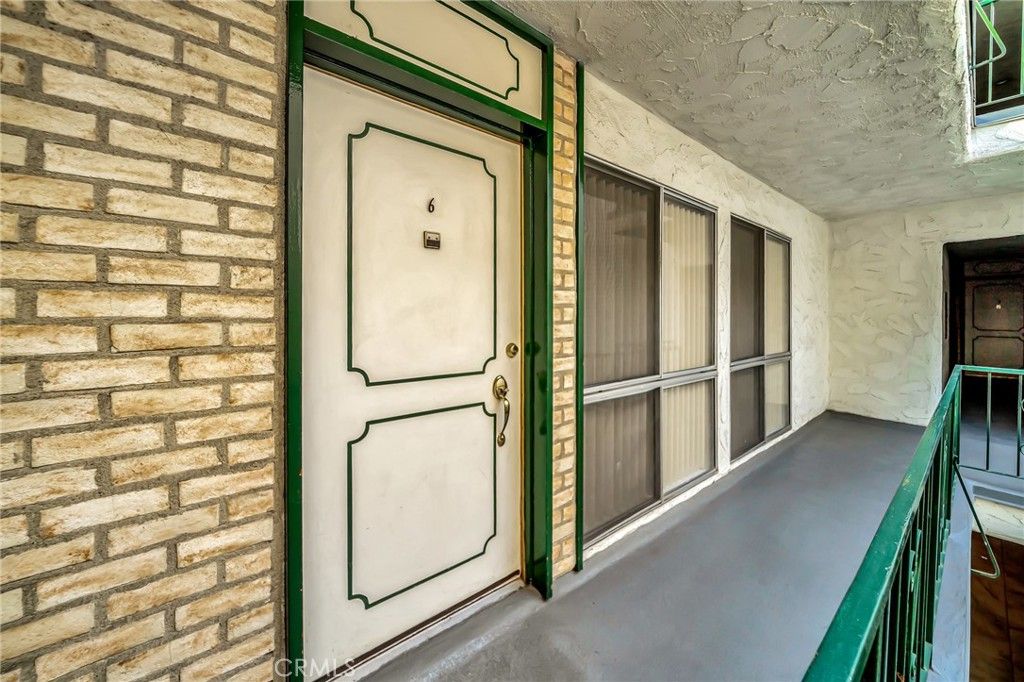 Photo of 5315 Zelzah Avenue #6, Encino, CA 91316 (MLS # SR25219408)
