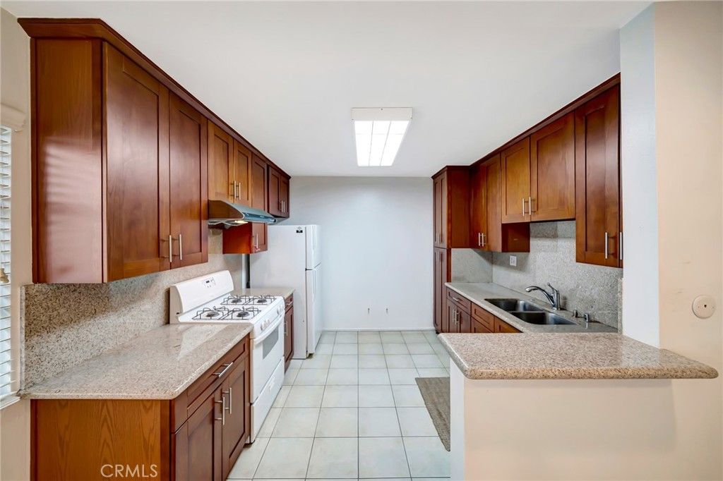 Photo of 5315 Zelzah Avenue #6, Encino, CA 91316 (MLS # SR25219408)