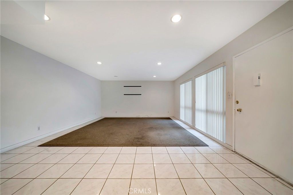 Photo of 5315 Zelzah Avenue #6, Encino, CA 91316 (MLS # SR25219408)