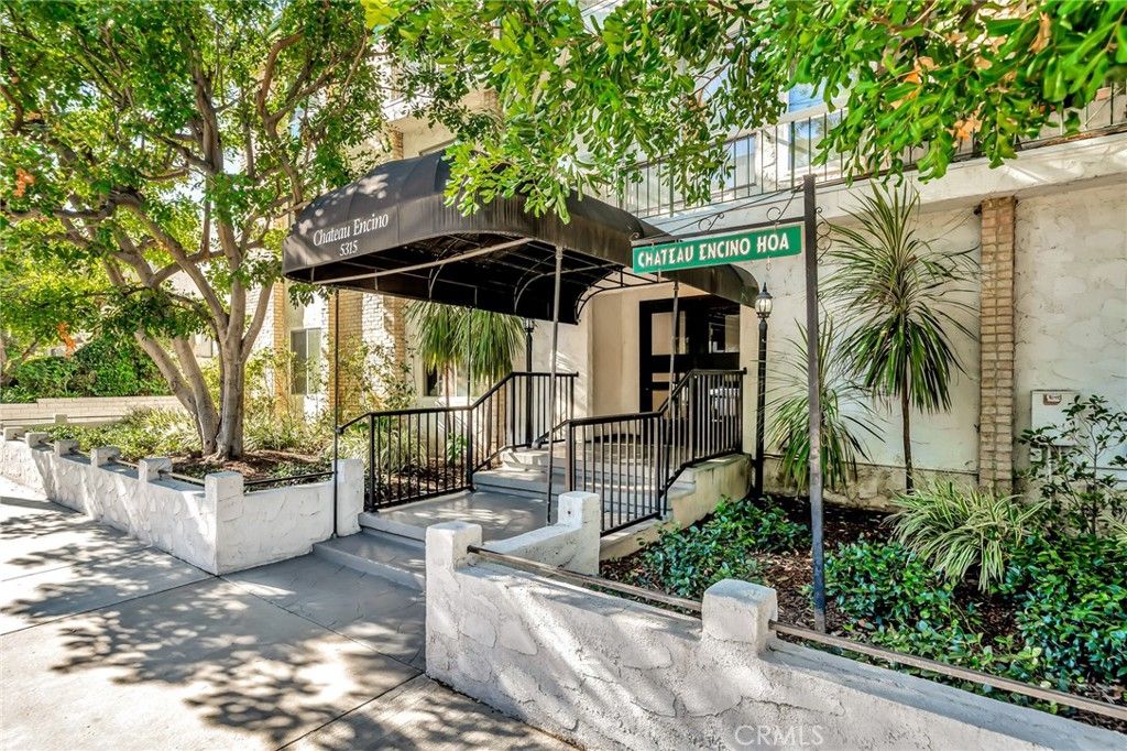 Photo of 5315 Zelzah Avenue #6, Encino, CA 91316 (MLS # SR25219408)