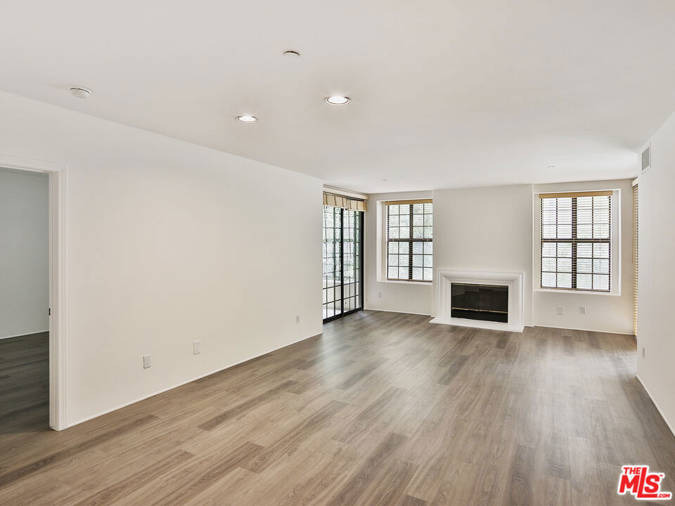 555 S Barrington Avenue 418