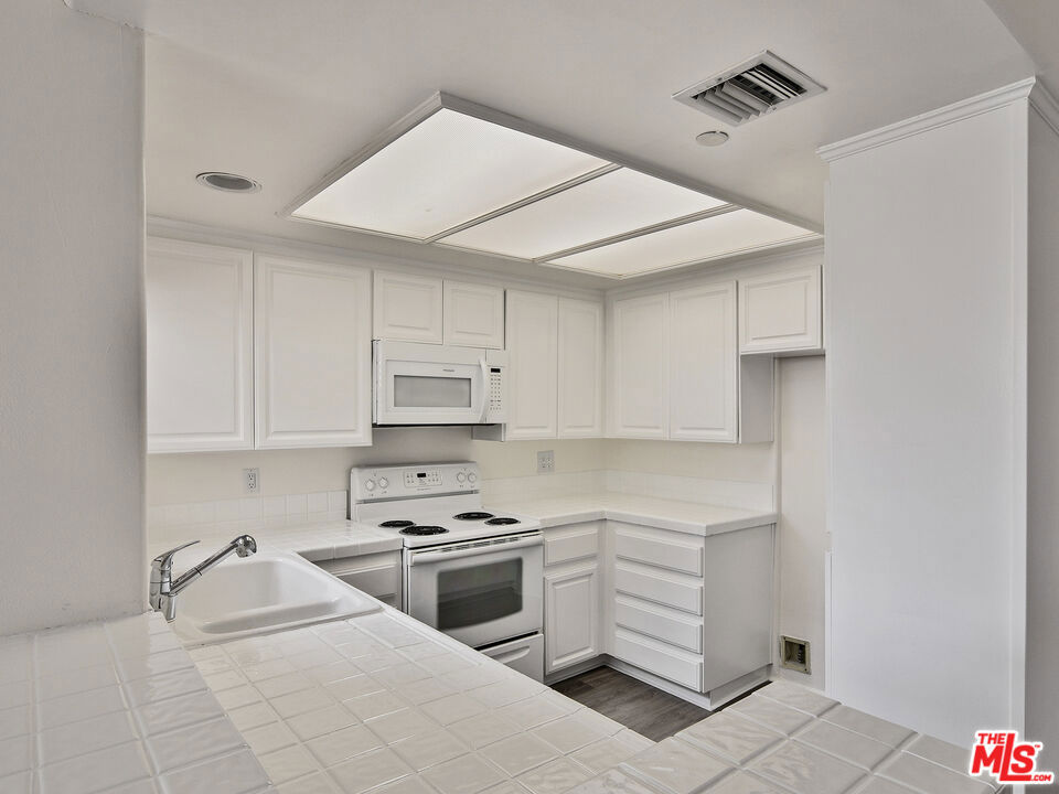 555 S Barrington Avenue 418