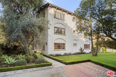 Photo of 906 Benedict Canyon Drive, Beverly Hills, CA 90210 (MLS # 26105136)