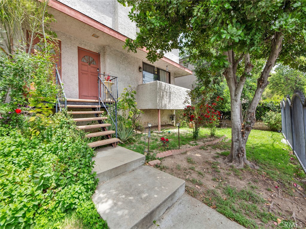 Welcome to this beautifully maintained 3 bed/2.5 bath end unit townhome with attached private 2 -car garage! In a gated community located in the heart of Reseda, this home boasts high ceilings, cozy fireplace, a bright and open floor plan, spacious formal dining room,
kitchen with plenty of cabinet space, next to a large breakfast area, Stainless steel appliances, take a glance at the half bathroom conveniently located adjacent to the bannister, Large primary bedroom with a huge walk in closet, high ceiling and a private jacuzzi bathtub, 2 additional spacious bedrooms, Laminate flooring, newer Air conditioning unit, washer/dryer in garage, newer water heater, Private balcony, HOA covers water, trash with pool, jacuzzi, tennis court and green areas. In addition, this home is a short distance to Westfield Topanga Mall, great dining, shops & stores, movie theatres, Pierce college, CSUN, parks & recreation, Close to the 101 Freeway.
