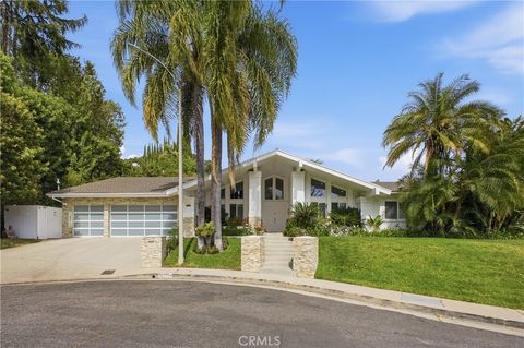 Photo of 9867 Whitwell Dr, Beverly Hills, CA 90210 (MLS # SR26071740)