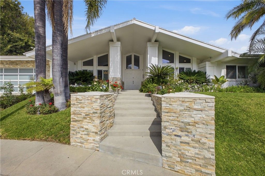 Photo of 9867 Whitwell Dr, Beverly Hills, CA 90210 (MLS # SR26071740)
