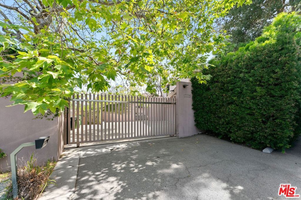 Photo of 13335 Mulholland Drive, Beverly Hills, CA 90210 (MLS # 26704943)