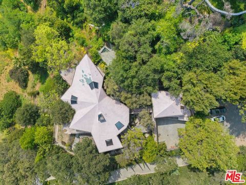 Photo of 13335 Mulholland Drive, Beverly Hills, CA 90210 (MLS # 26704943)