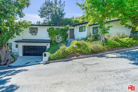 Photo of 2121 El Roble Lane, Beverly Hills, CA 90210 (MLS # 26820759)