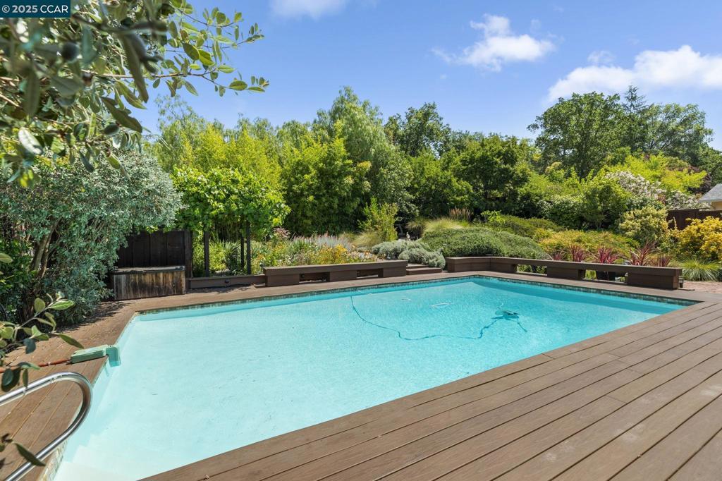 LAS LOMITAS - Residential