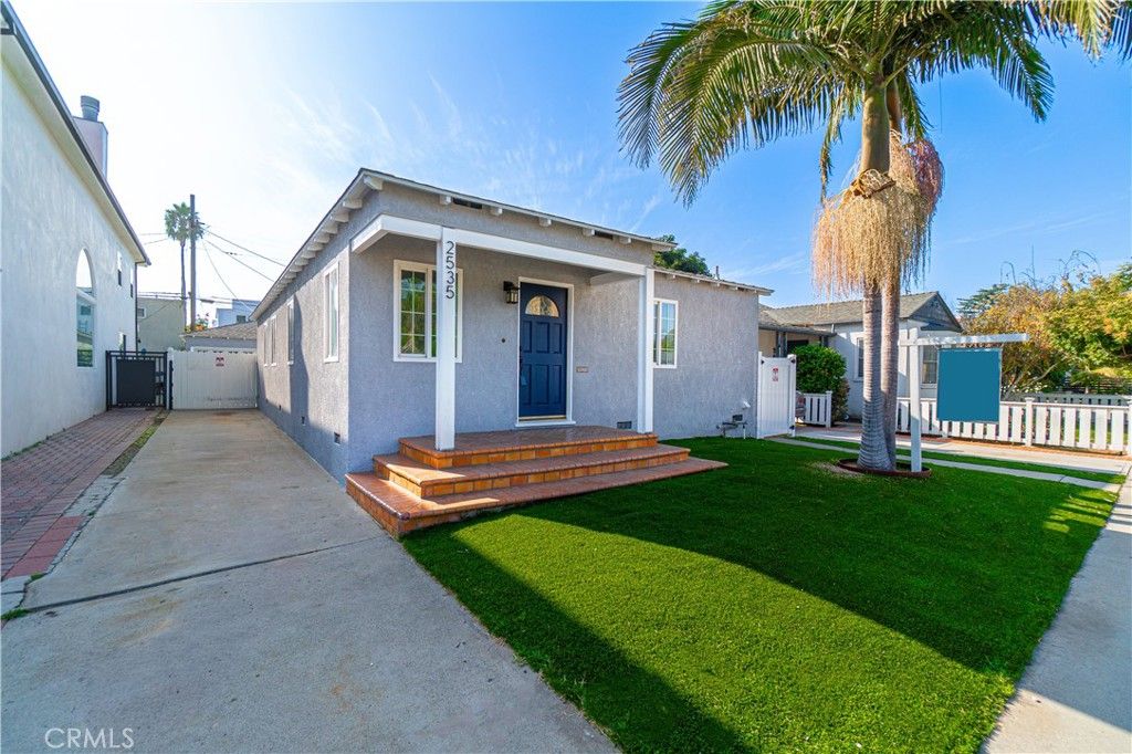 Photo of 2535 S S Bundy Dr, West Los Angeles, CA 90064 (MLS # SB25248886)