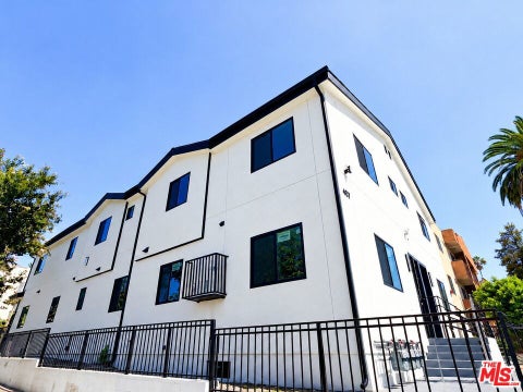 Photo of 4627 Rosewood Avenue #1, Los Angeles, CA 90004 (MLS # 26102579)
