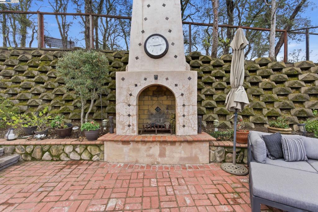 MOCKINGBIRD HILL - Residential