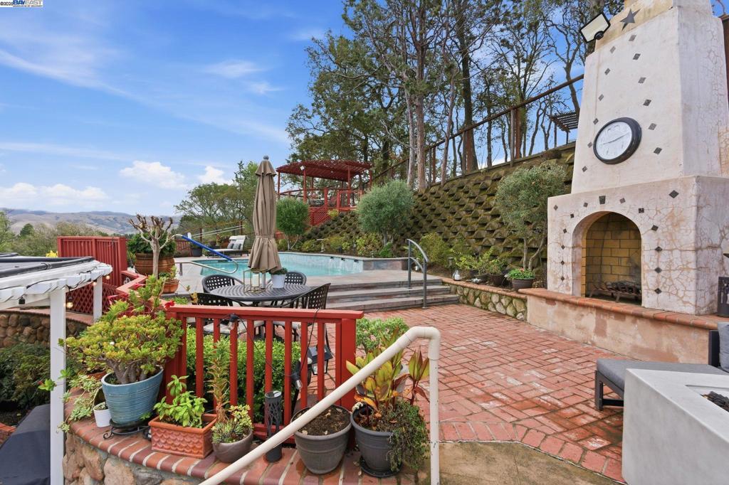 MOCKINGBIRD HILL - Residential