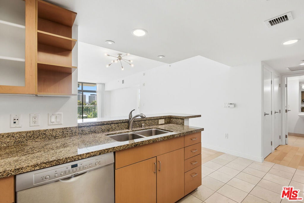 13700 Marina Pointe Drive 630
