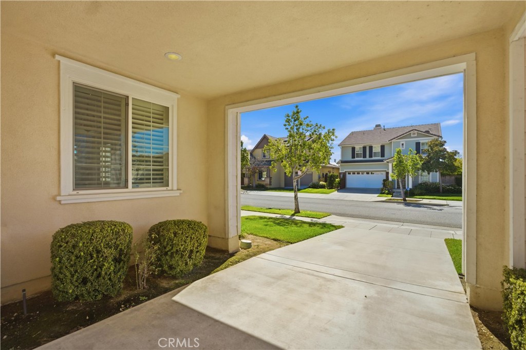 653 E Gardenia Drive